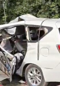 बाराबंकी: कैंची धाम जा रही तेज रफ्तार इनोवा चलते ट्रेलर में पीछे से जा घुसी, भीषण हादसे में 4 की मौत