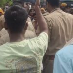 बाराबंकी: युवक की मौत पर प्रदर्शन, लखनऊ-बहराइच हाईवे जाम। पथराव में थाना प्रभारी समेत 5 पुलिसकर्मी घायल