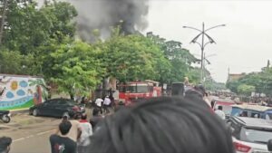 बाराबंकी: जय दुर्गा मोटर पार्ट्स में शॉर्ट सर्किट से भीषण आग, पास के स्कूल में मची भारी दहशत
