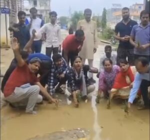 लखनऊ: जानकीपुरम की सुंदर विहार कॉलोनी में बदहाल सड़क पर रोष, प्रशासन को 2 दिन का अल्टीमेटम।